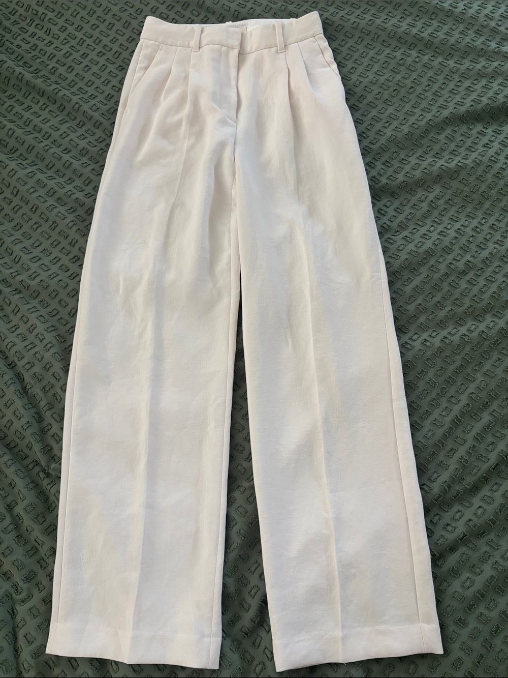 Like new! Worn twice! Aritzia Wilfred effortless pant. Cream. Size 4.